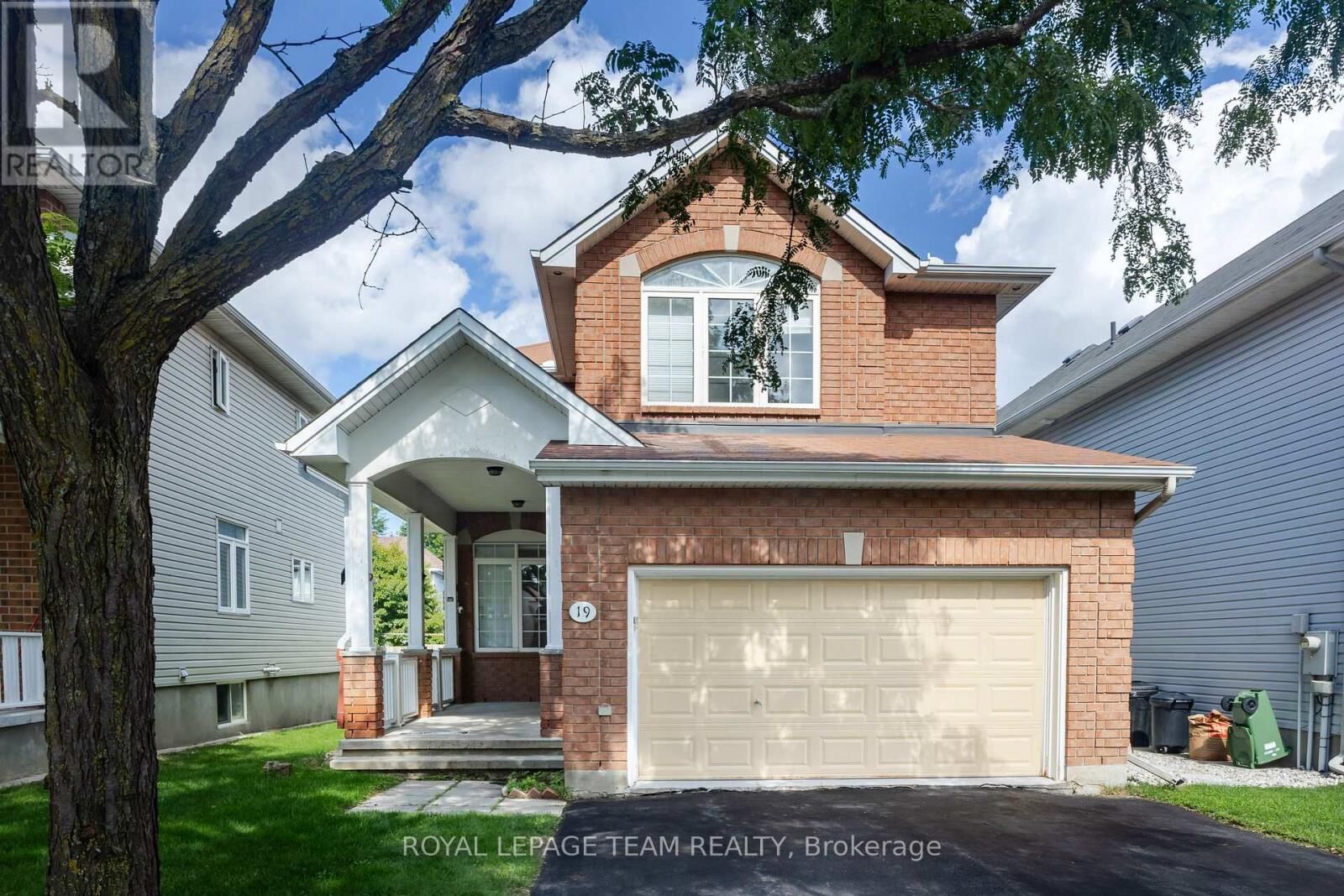 Property Photo: 19 Dunn Street ON K2K 3J8