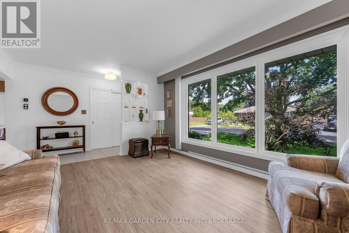 Property Photo: 4 Regina Avenue ON L2M 3G6