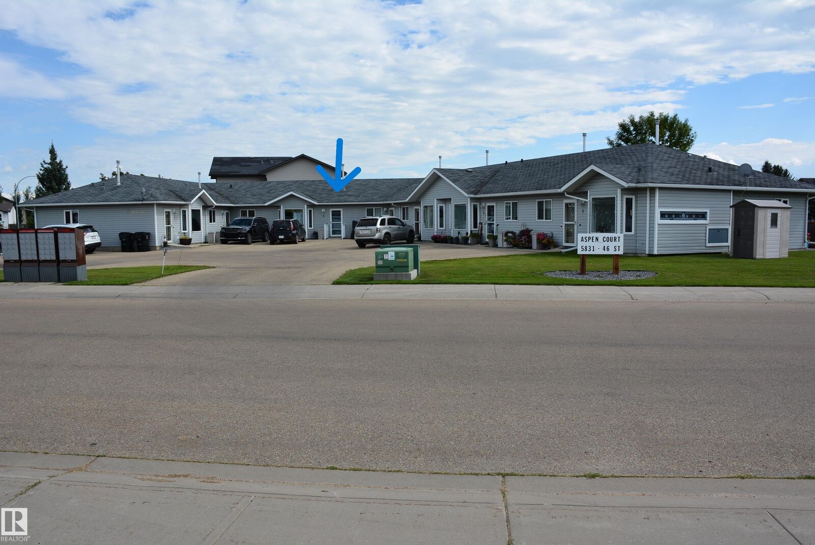 Property Photo:  5831 46 Street 5  AB T7N 7N0 