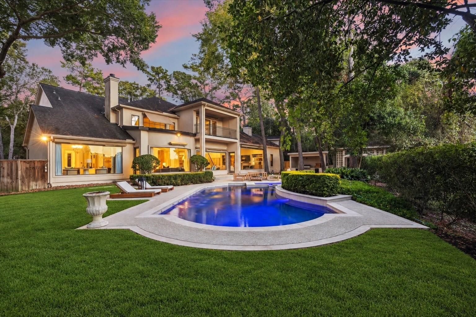 Property Photo: 918 Huntington Cove TX 77063
