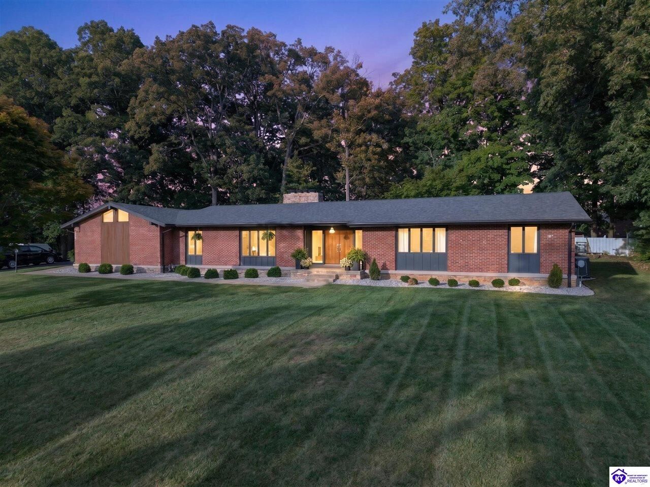 Property Photo:  221 Cherokee Boulevard  KY 42701 