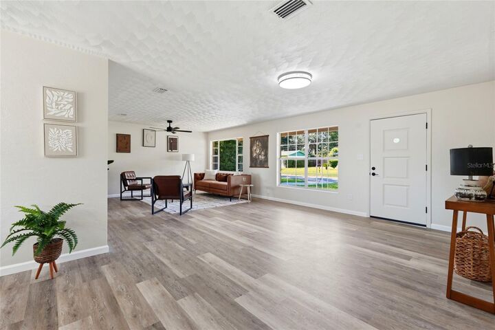 Property Photo: 1617 SE 14th Avenue FL 32641