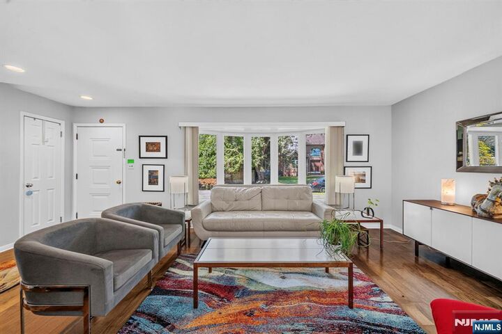 Property Photo:  4 Kenyon Court  NJ 07648 