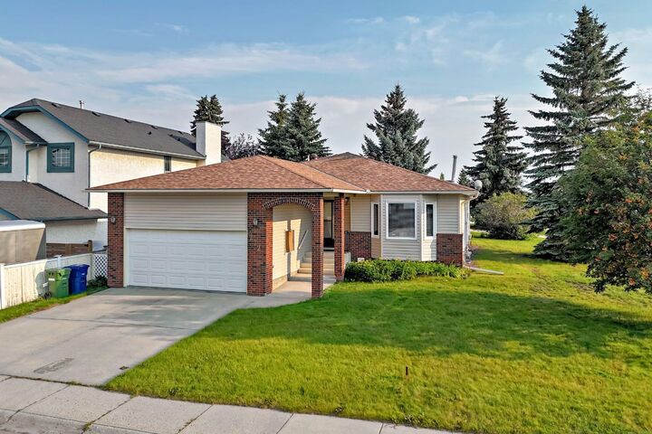 Photo de la propriété:  272 Woodside Road NW  AB T4B 2C6 