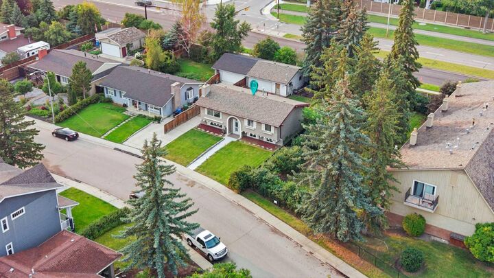 Property Photo: 2220 Paliswood Road SW AB T2V 4Y6