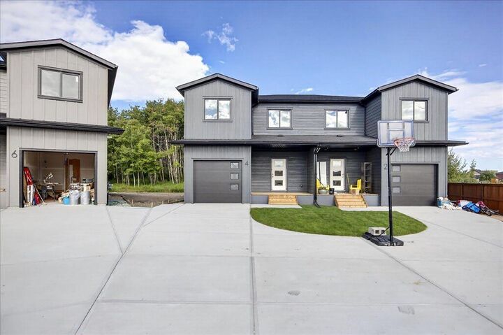 Property Photo: 4 Valarosa Park AB T0M 0W0