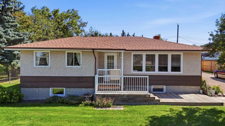 4015 39 Street — photo 1