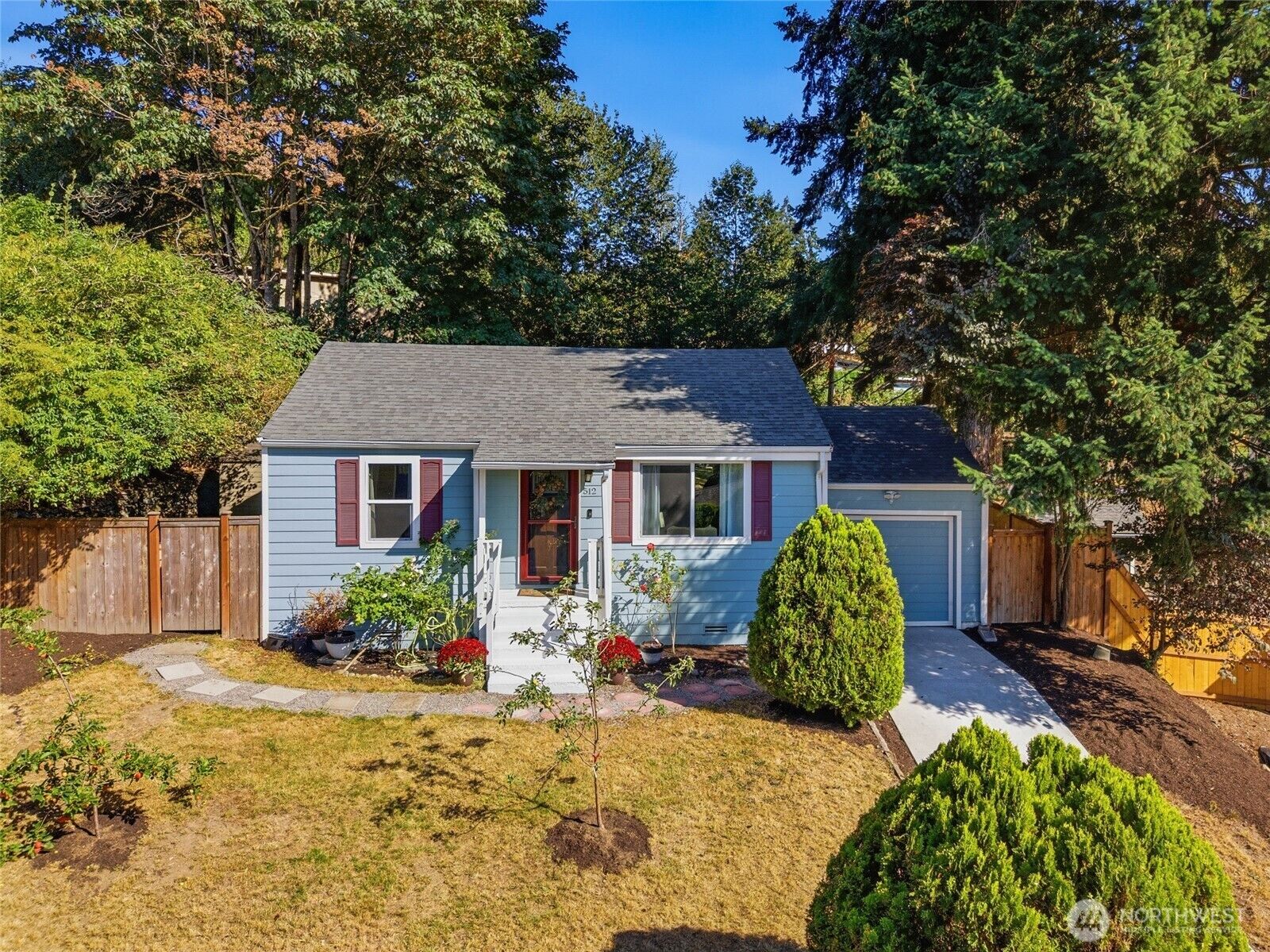 Property Photo:  512  Bronson Place NE  WA 98056 