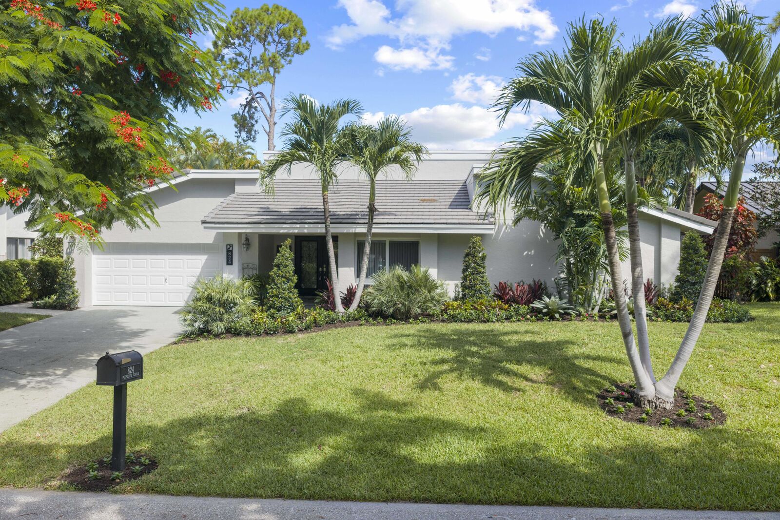 Property Photo:  824 Foxpointe Circle  FL 33445 