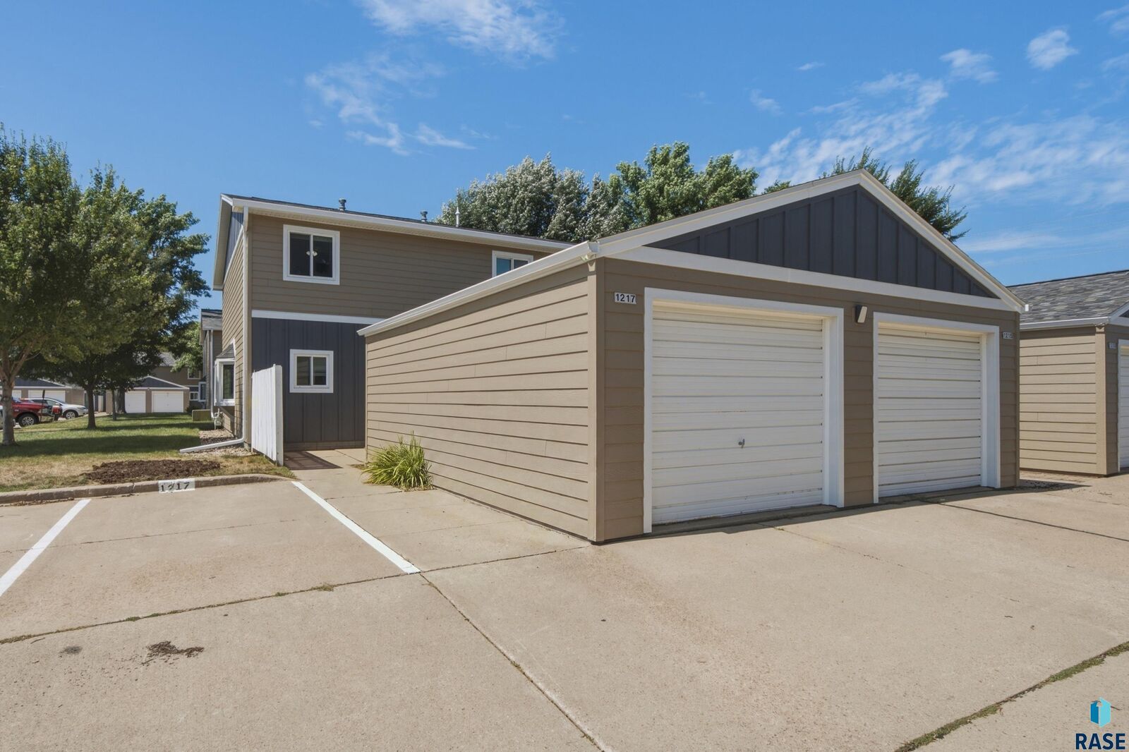 Property Photo:  1217 S Newport Pl  SD 57106 