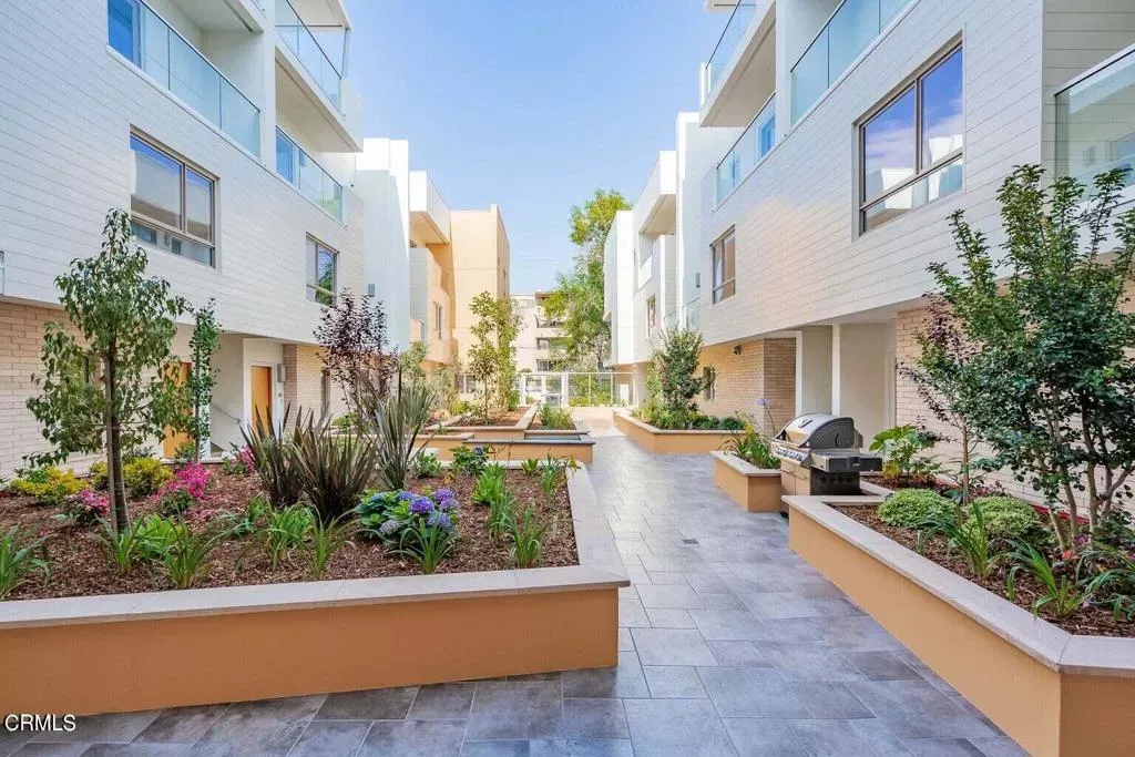 Property Photo:  137 S Wilson Avenue 107  CA 91106 