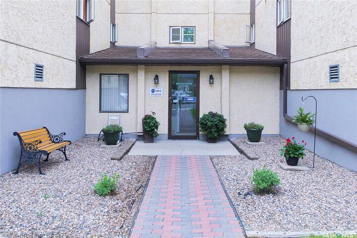 Property Photo: 3140 Louise Street 201 SK S7J 3L8
