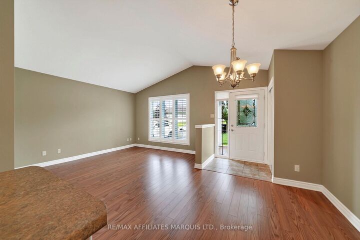 Property Photo:  121 Gail Elizabeth Court  ON K6H 0A7 