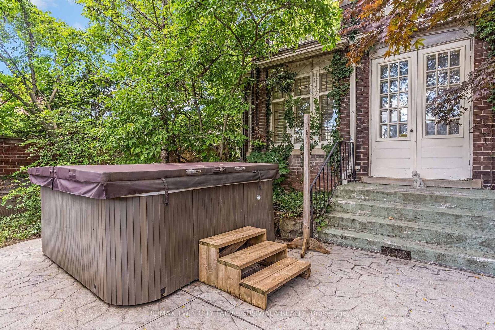 Property Photo: 122 Dufferin Avenue ON N3T 4R1