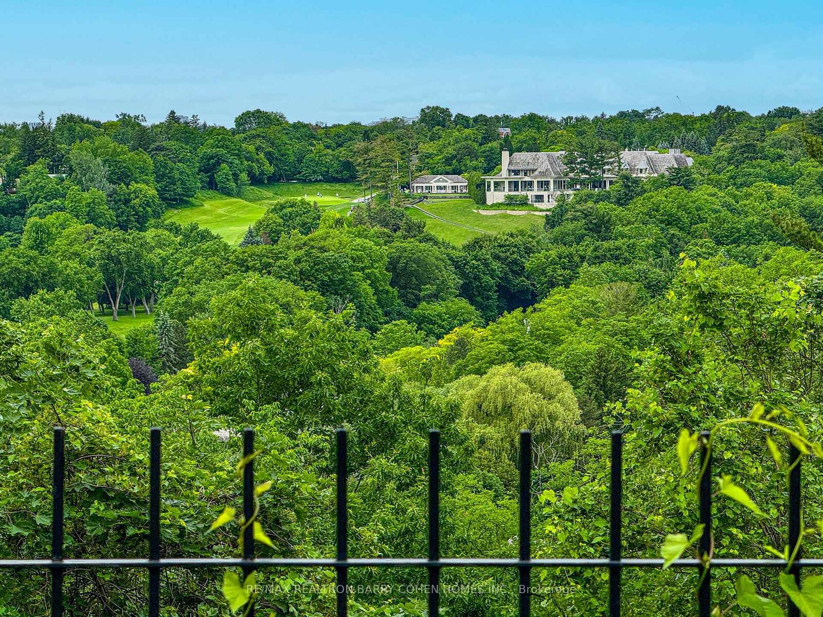Property Photo: 35 Bayview Ridge ON M2L 1E3