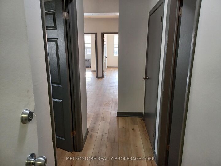 Property Photo:  191 Lakeshore Road E 11  ON L5G 1G2 