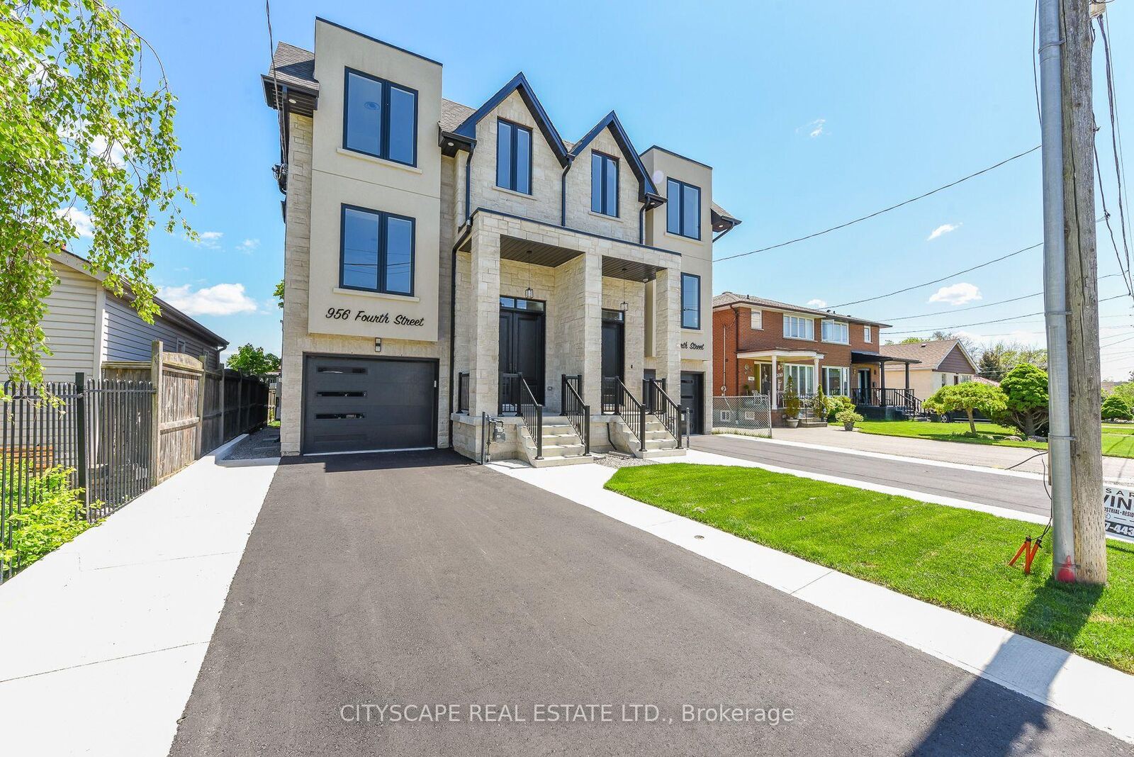 Property Photo: 956 Fourth Street ON L5E 1J9