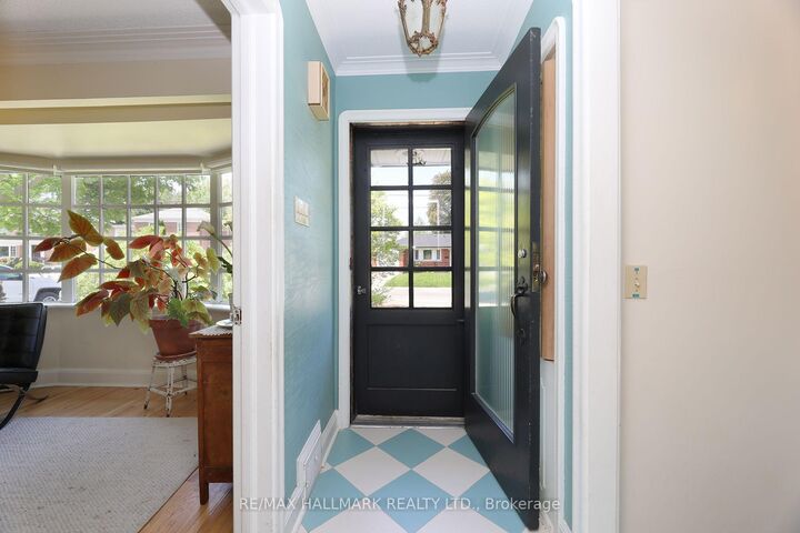 Property Photo:  33 Stag Hill Drive  ON M4B 1K8 