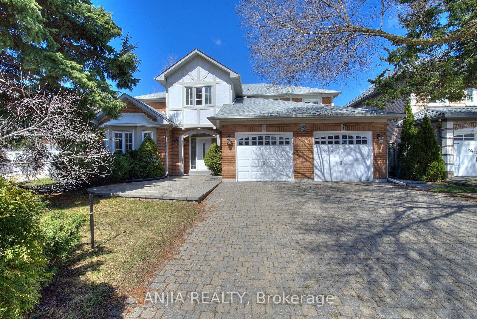 Property Photo: 22 Chiltern Hill ON L4B 3B8