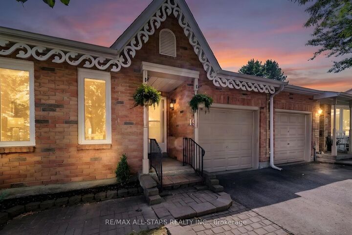 Property Photo: 19 Adams Court 19 ON L9P 1G2