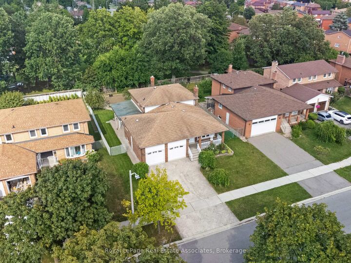 Property Photo: 2535 Privet Crescent ON L5B 2S5