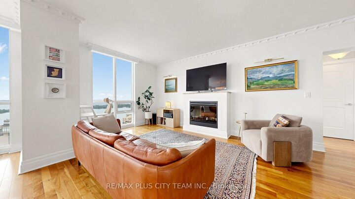 Property Photo: 16 Harbour Street 5005 ON M5J 2Z7