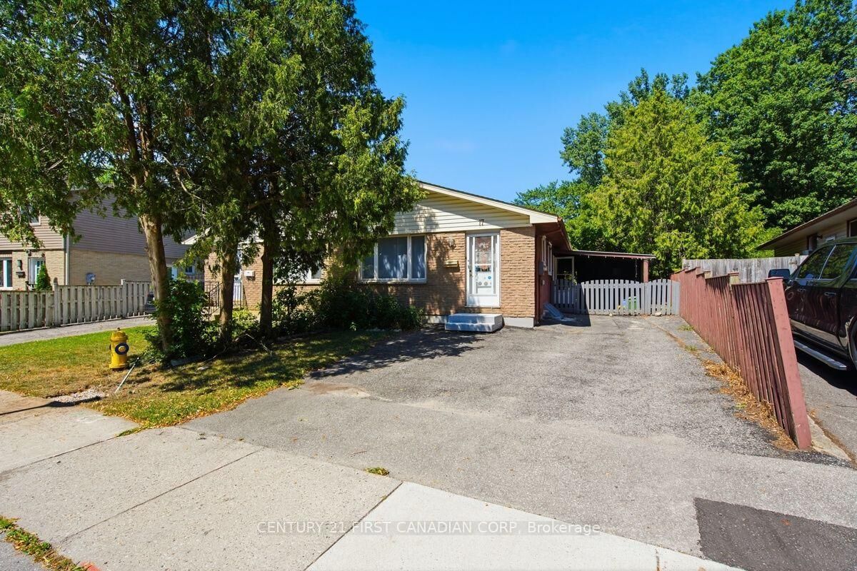 Property Photo:  17 Edgemere Crescent  ON N5Z 4M6 