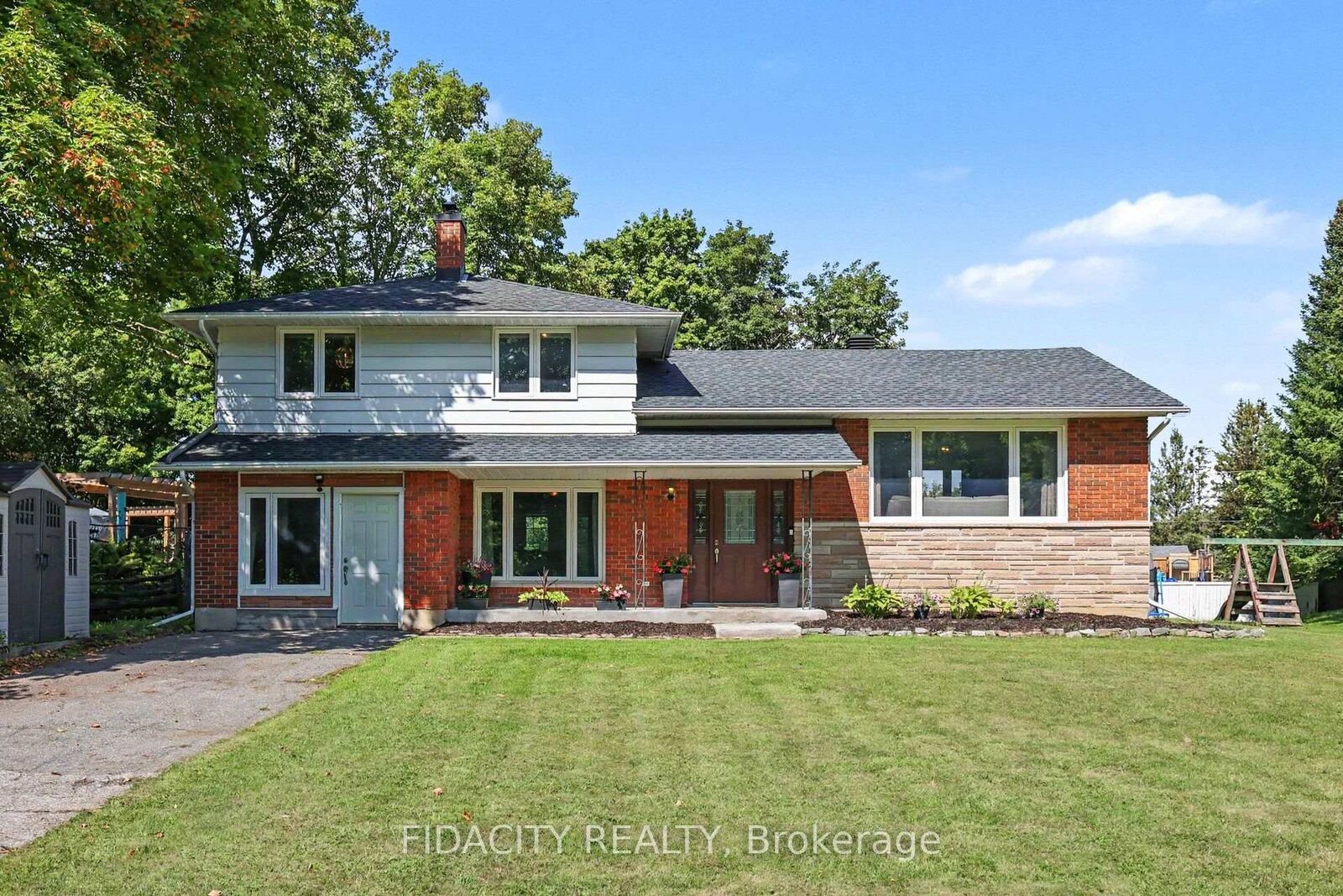 Property Photo: 176 Doe Road ON K7C 3P2