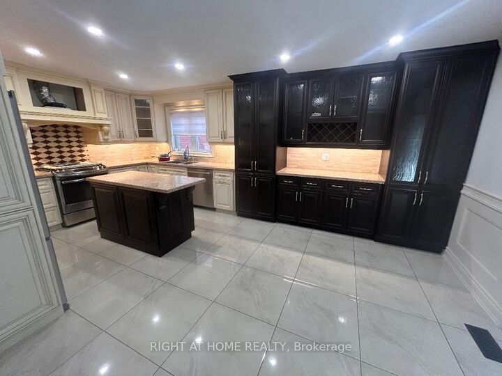 Property Photo:  36 Ellerby Square N  ON L4L 1N1 