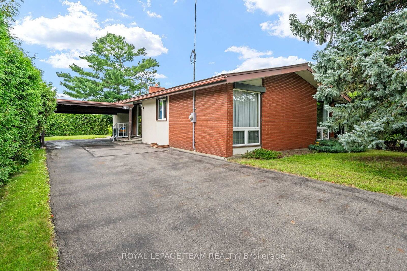Property Photo: 1380 Marchand Street ON K1B 3N8