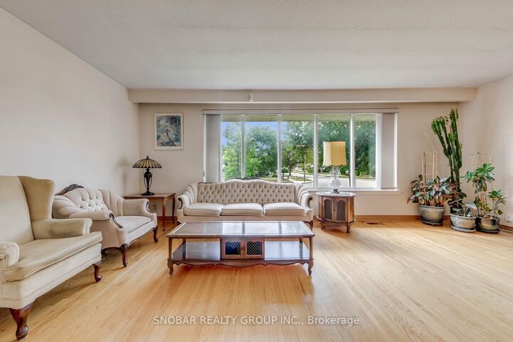 Property Photo: 22 Thelmere Place ON M9R 2B7