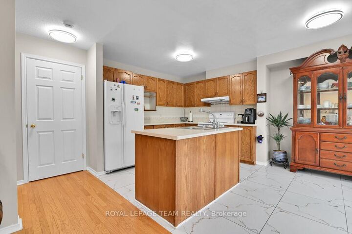 Property Photo: 7 Karendale Street ON K2G 6V7