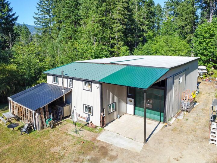 Property Photo: 6091 Beaver Creek Rd BC V9Y 8X4