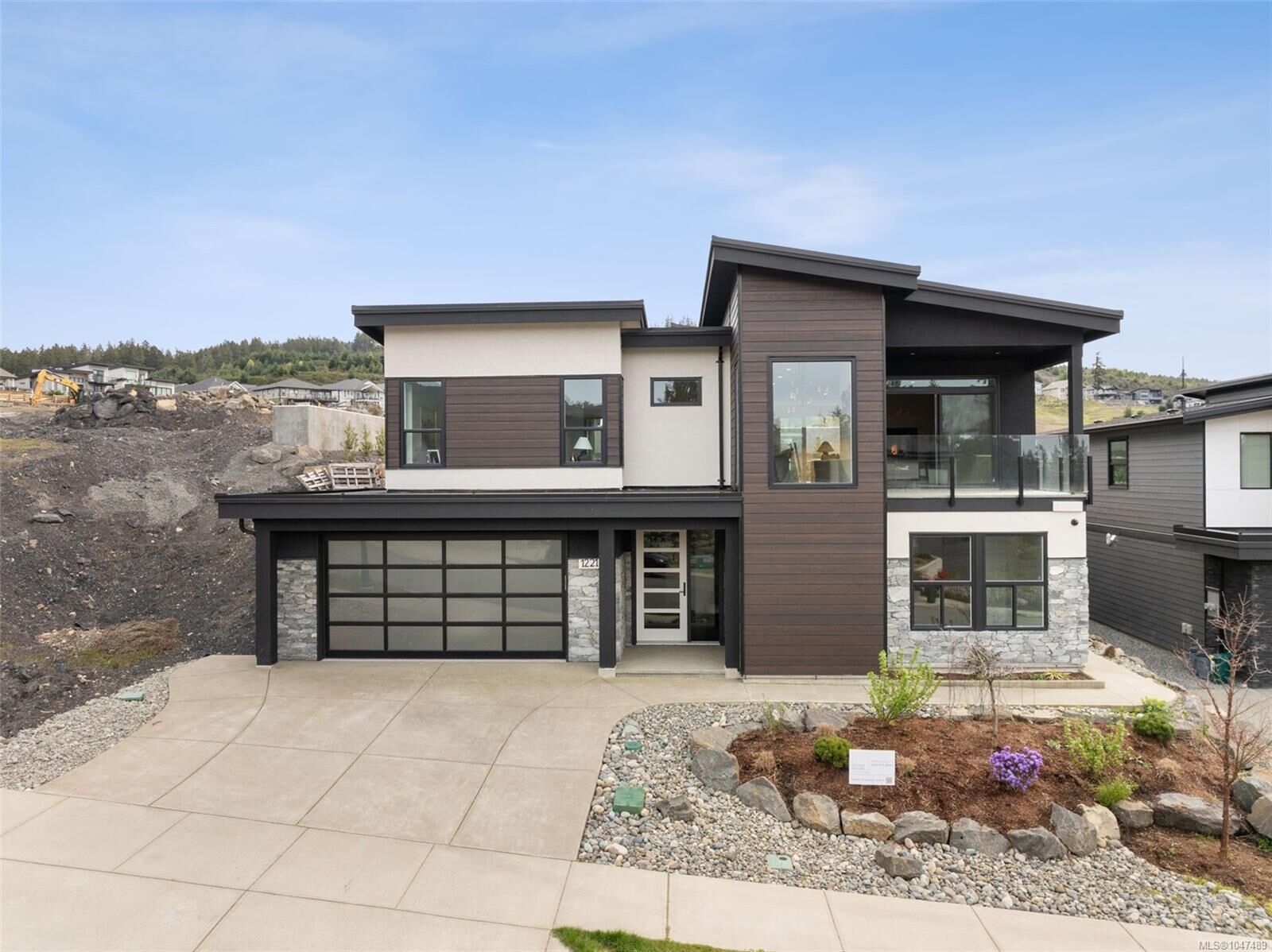 Property Photo: 1221 Viewtop Rd BC V9L 0H7