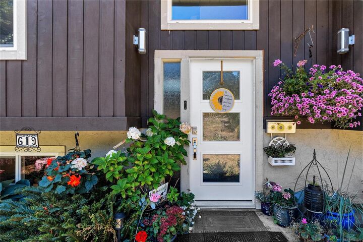Property Photo: 619 Sandra Pl BC V9B 4Y2