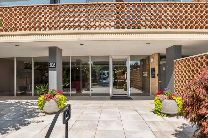 Property Photo:  2135 Argyle Avenue 502  BC V7V 1A5 