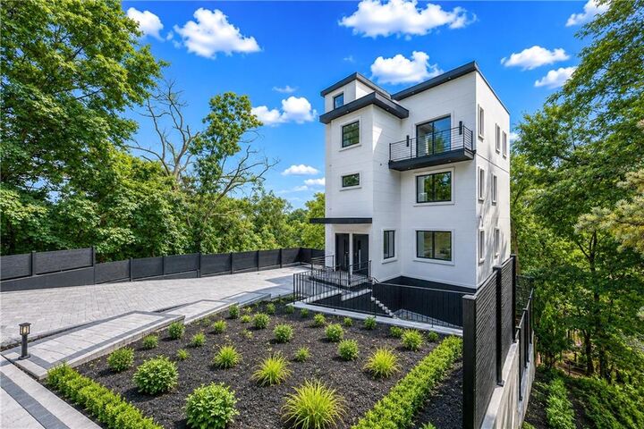 Property Photo:  20 Creston Place  NY 10304 