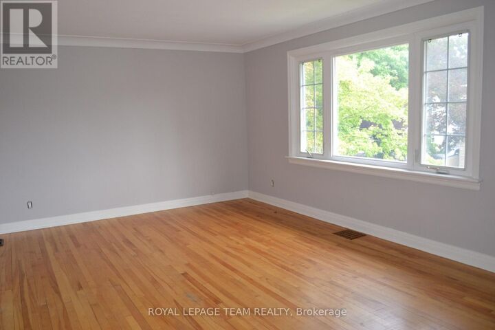 Property Photo: 516 Athlone Avenue 2 ON K1Z 5M8