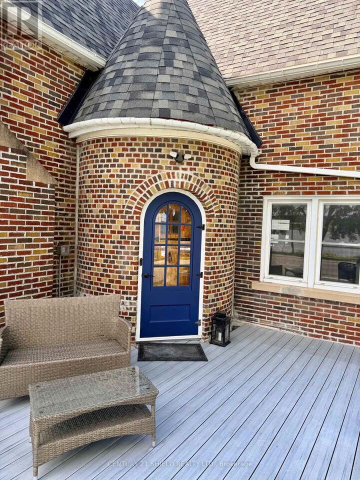 Property Photo: 1506 Montreal Road ON K6H 1E8
