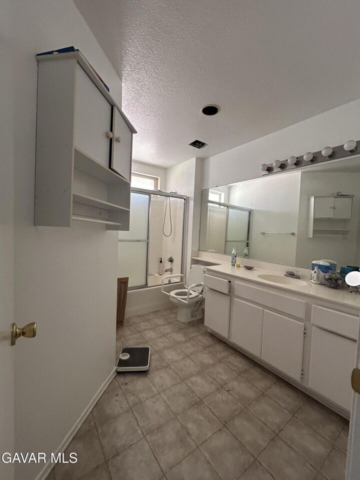 Property Photo: 2016 W Sandstone Court CA 93551