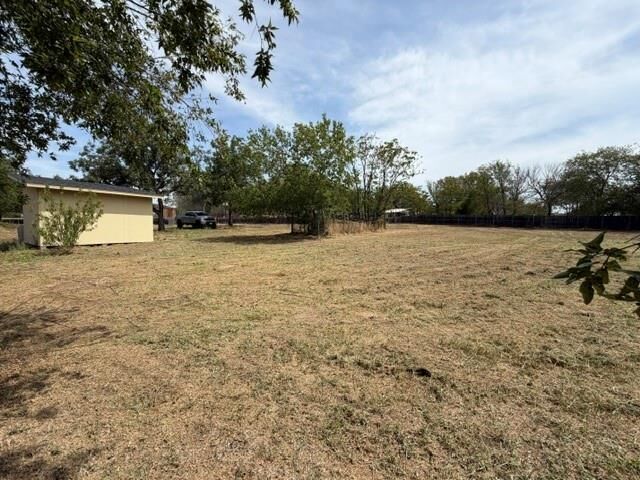 Property Photo: 707 W Madison Street TX 78621