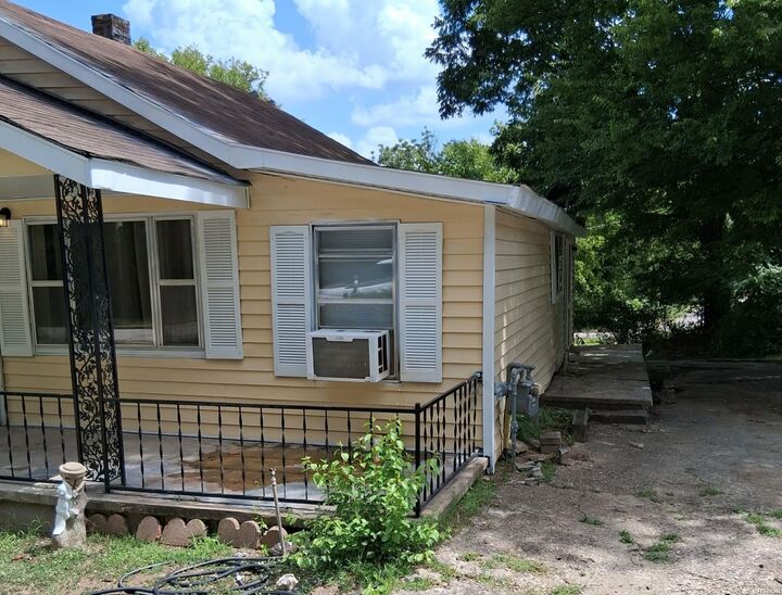 Property Photo:  200 Portland Street  AR 71901 