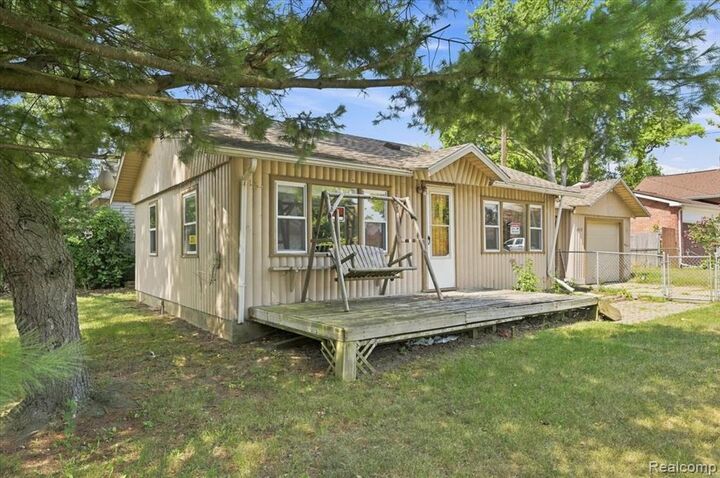 Property Photo: 2428 Circle Drive MI 48324 3722
