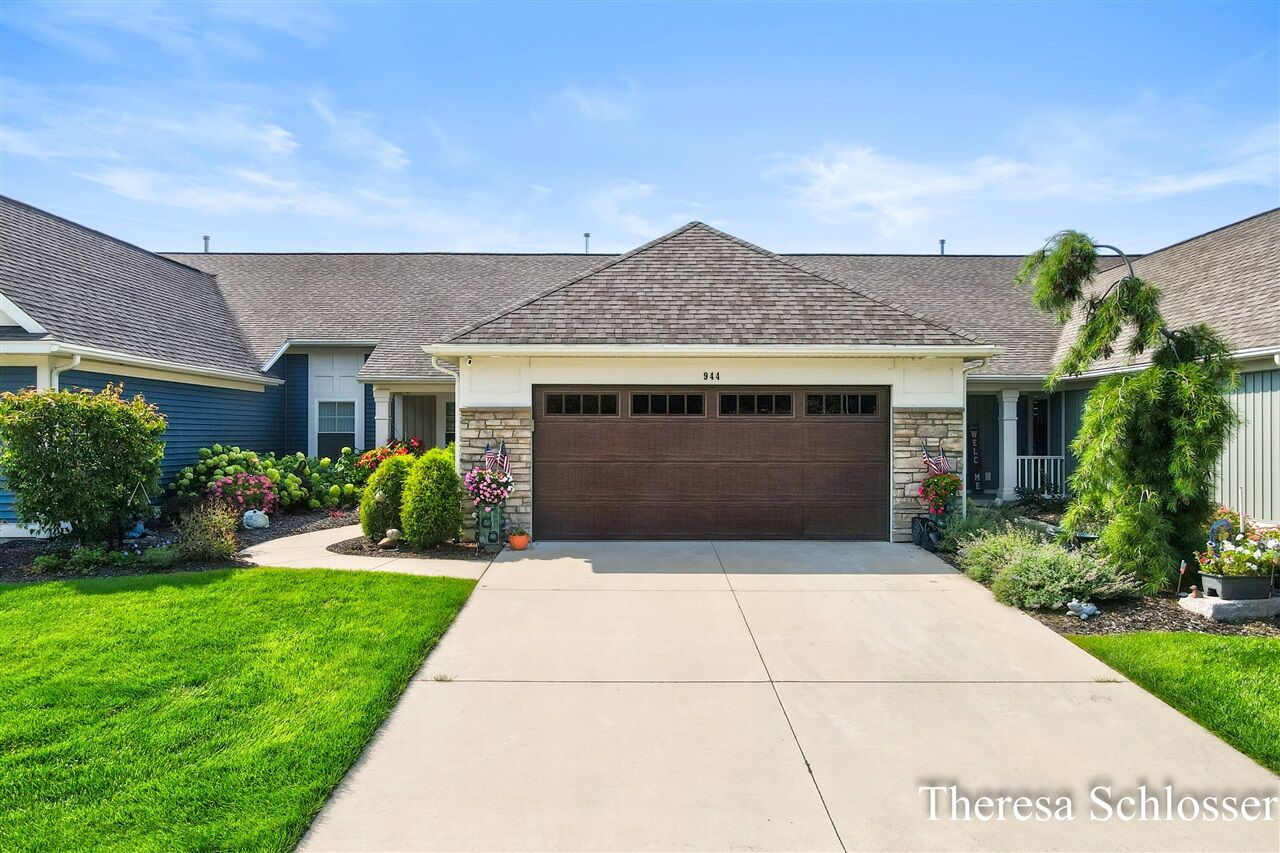 Property Photo:  944 Bellview Meadow Drive 28  MI 49315-8333 