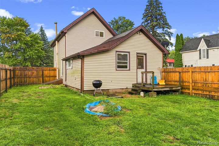 Property Photo:  415 N Shiawassee Street  MI 48414 7731 