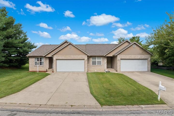 Property Photo:  424 Aaron Drive  IL 62220 