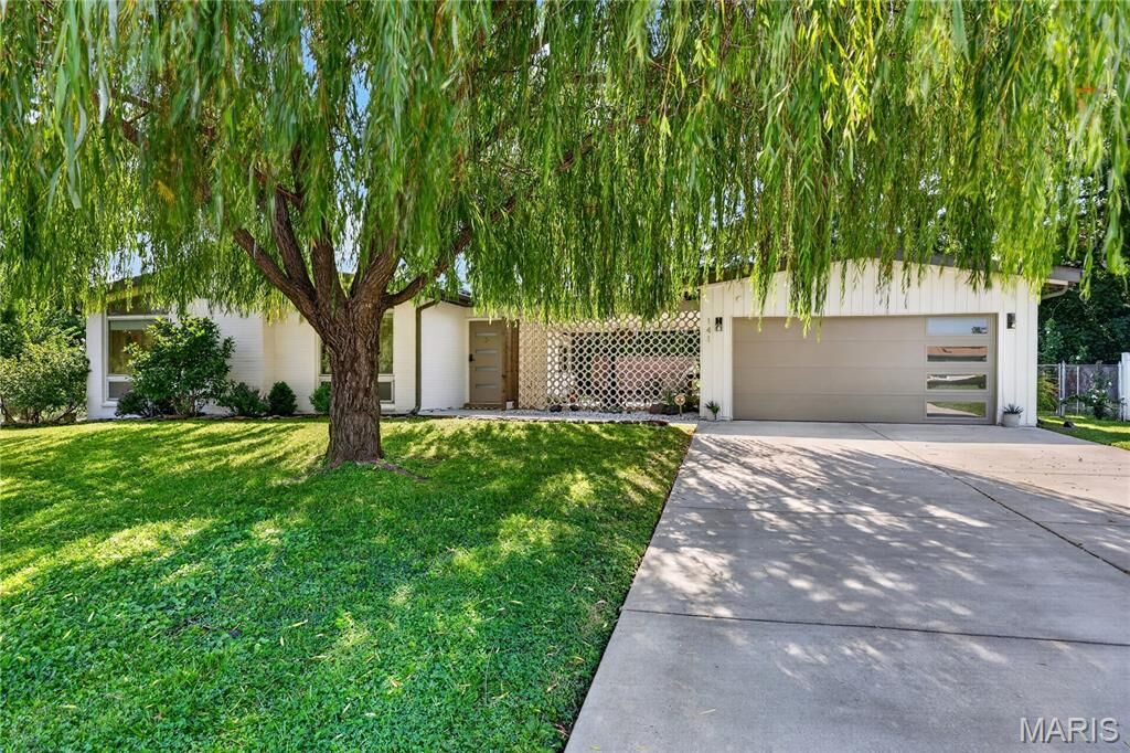 Property Photo: 141 Nassau Circle MO 63146