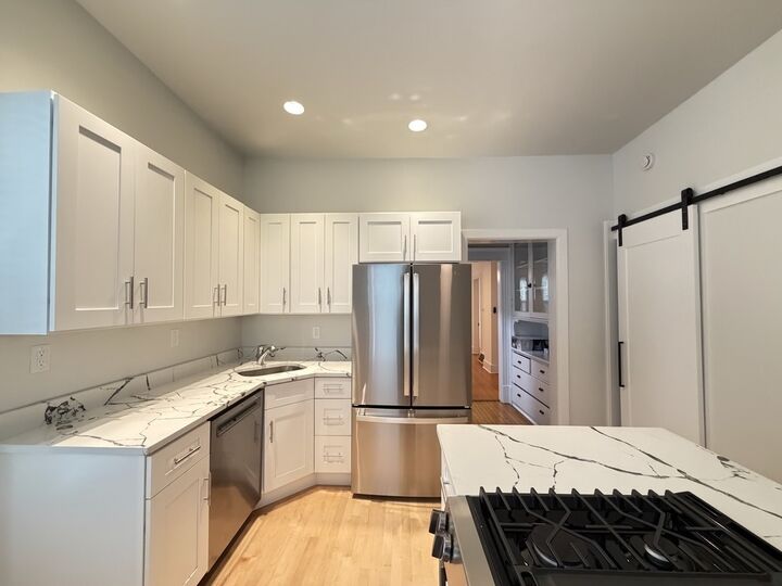 Property Photo:  1111 W Roscoe Street 2  IL 60657 