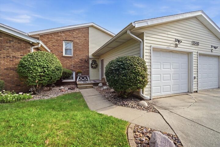 Property Photo: 1546 Hunt Drive B IL 61761