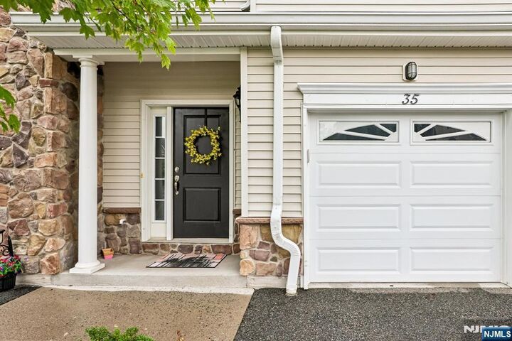Property Photo:  35 Red Oak Court  NJ 07420 